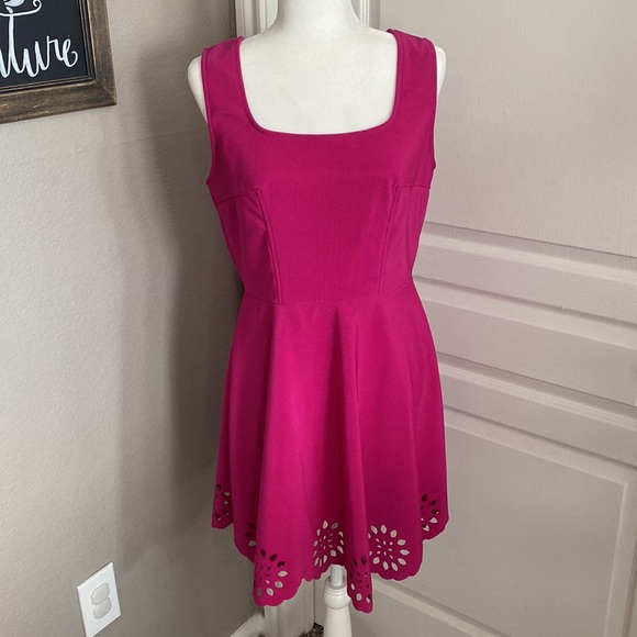 Eyelet getaway dress - Picture 2 of 4